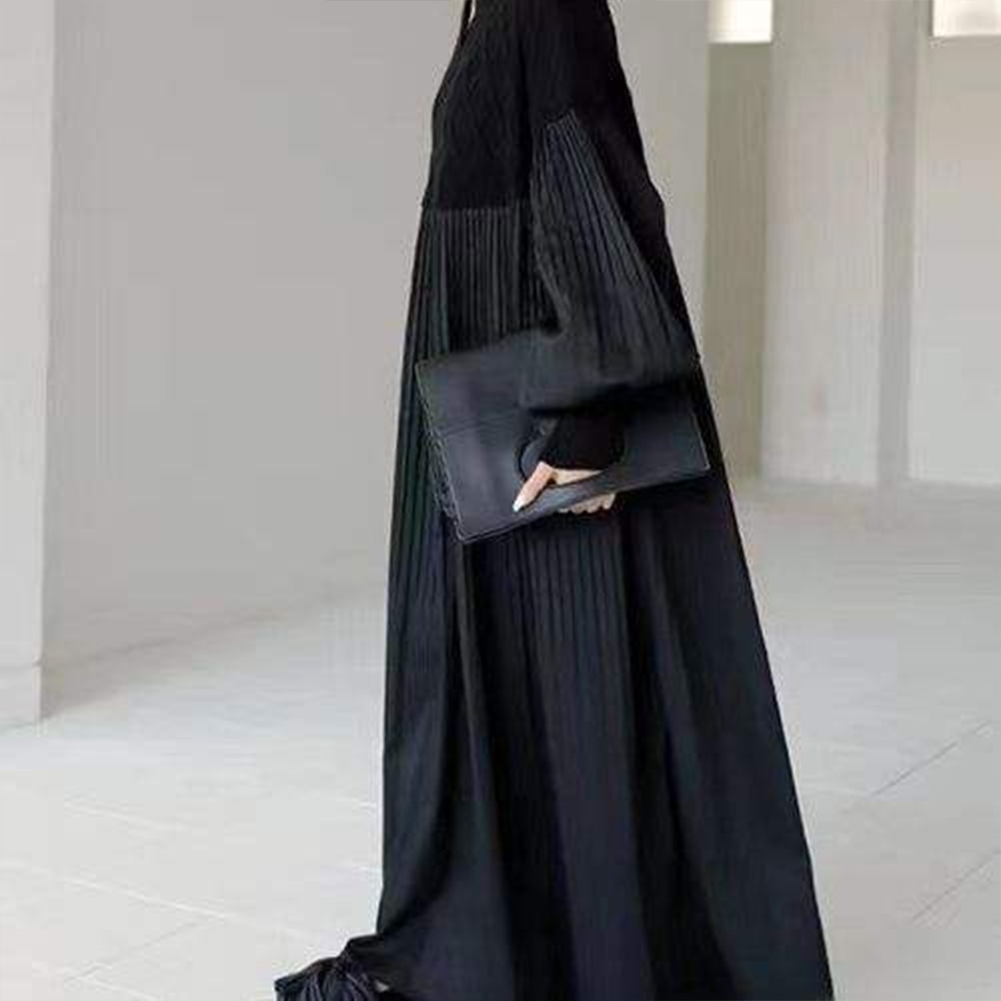 1ee13340-a2e5-4e07-877d-9ab7f130684f.jpg • فستان اسود - الصورة 1